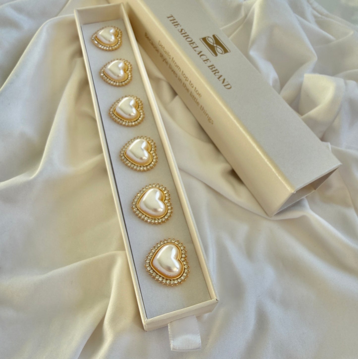 Pearl Heart Button Charm Gold, 6-pack inkl presentask