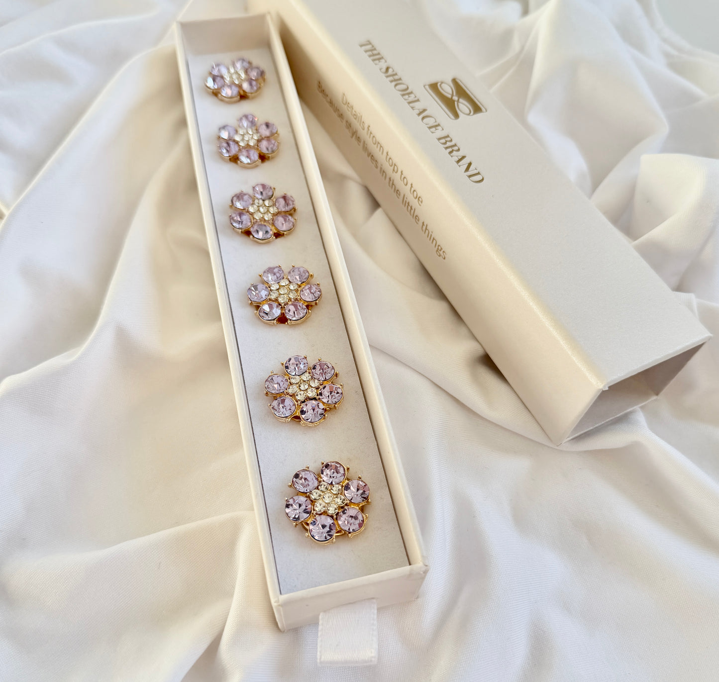 Purple Flower Button Charm Gold, 6-pack inkl presentask