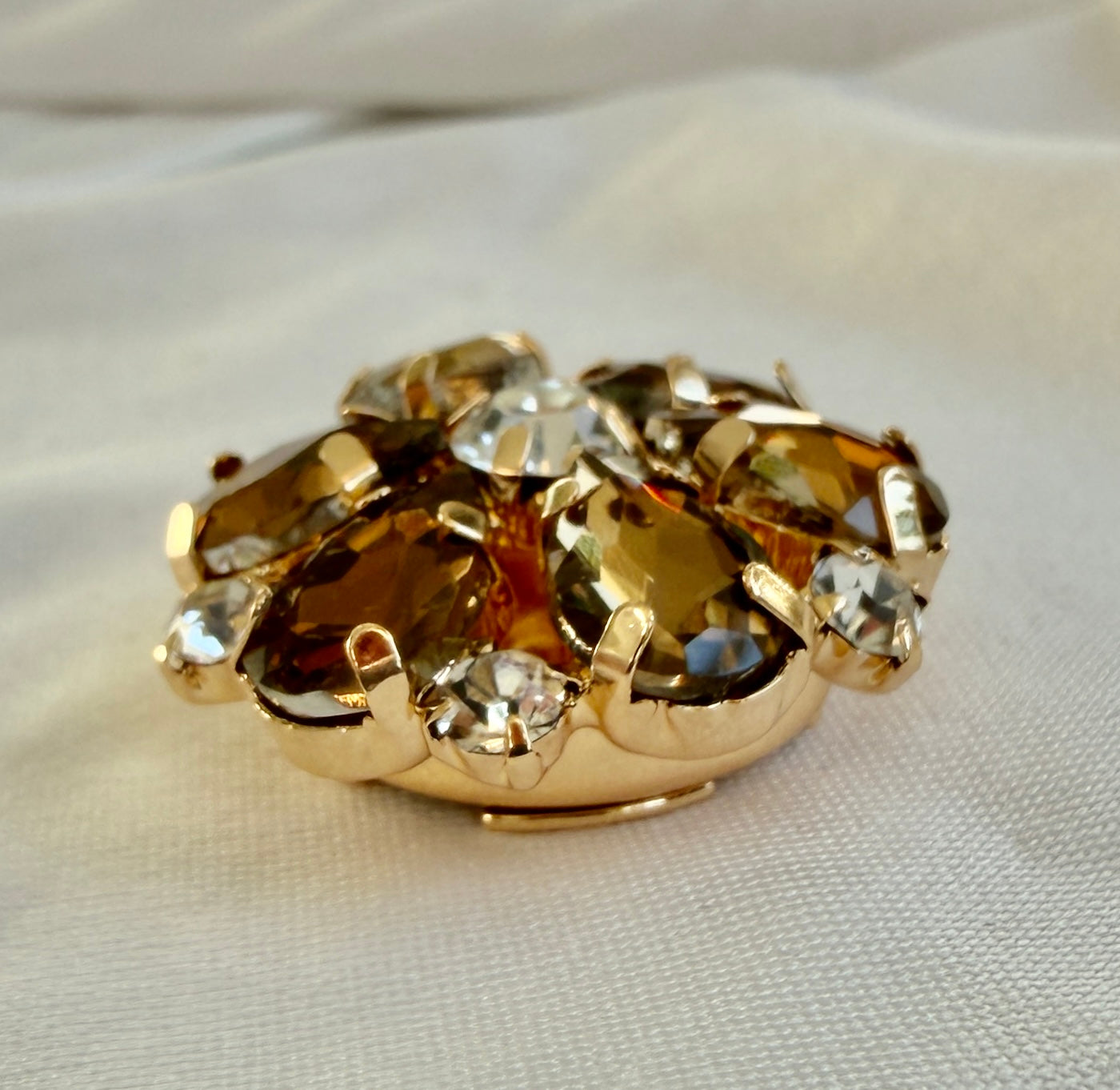 Brown Crystal Flower Button Charm Gold, 6-pack inkl presentask