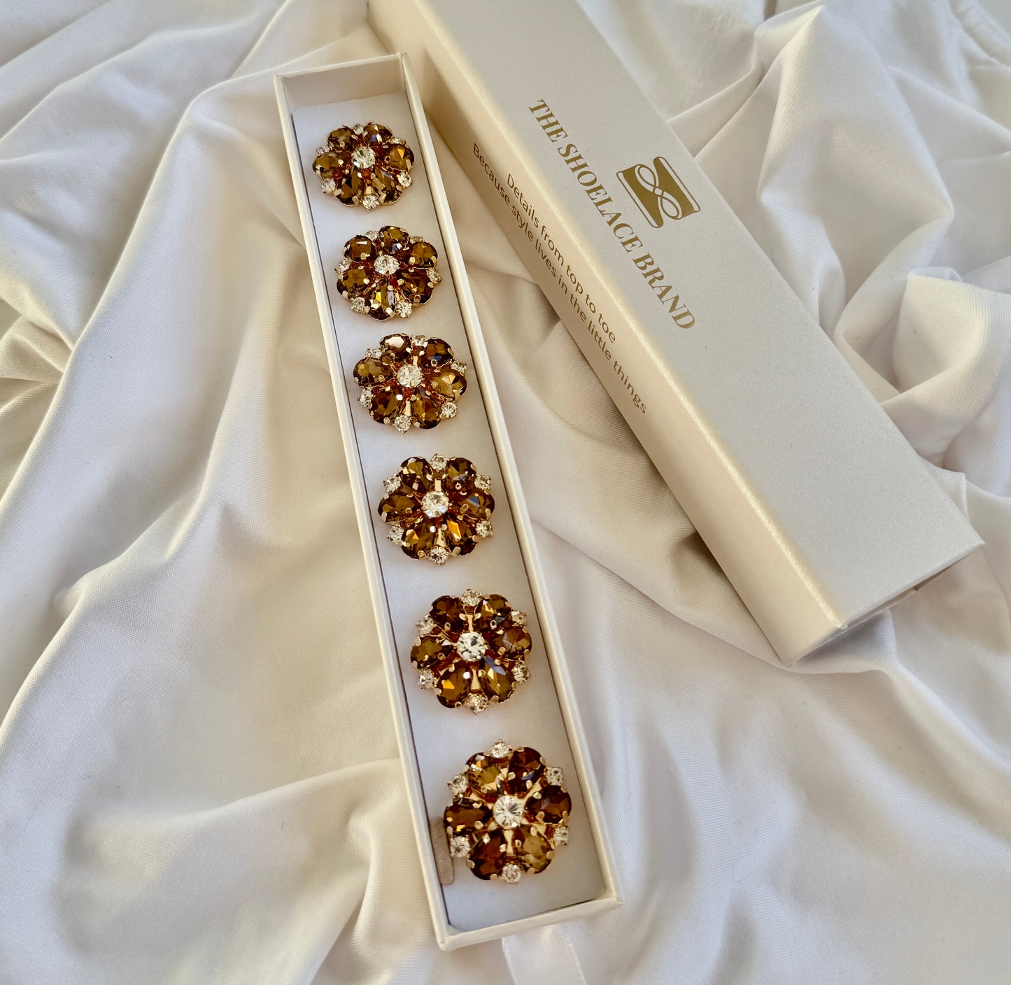 Brown Crystal Flower Button Charm Gold, 6-pack inkl presentask