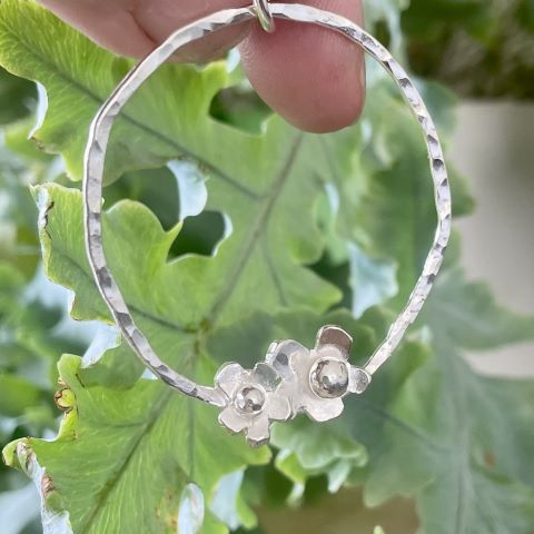 Halssmycke/hänge ring med två blommor