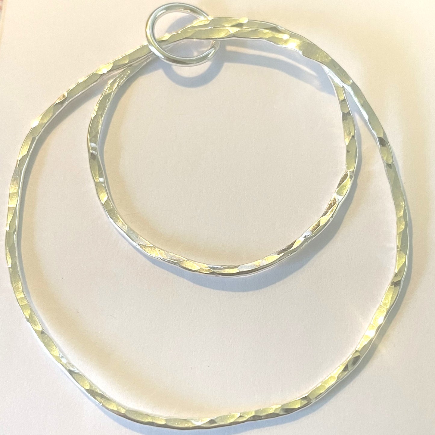 Halssmycke/hänge, två stora ringar