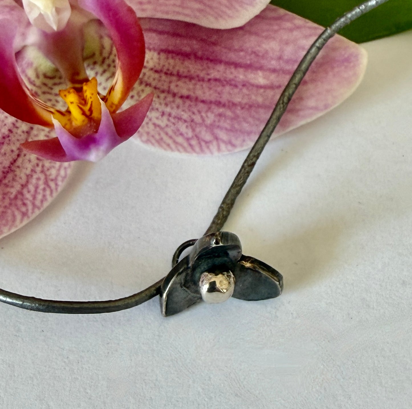 Halssmycke/hänge i oxiderat silver