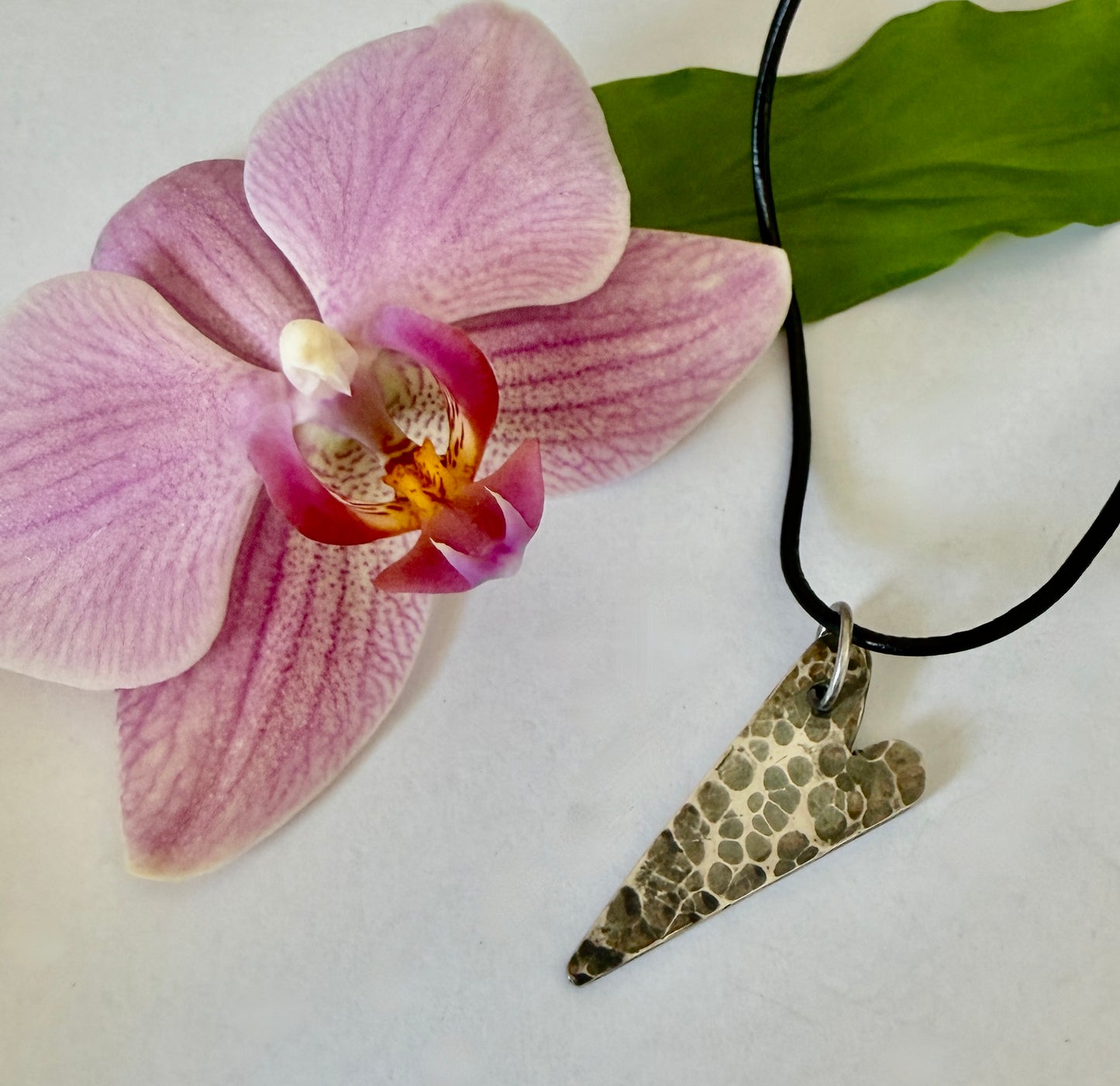 Halssmycke/hänge i oxiderat silver