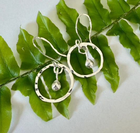 Örhängen hamrade med kula