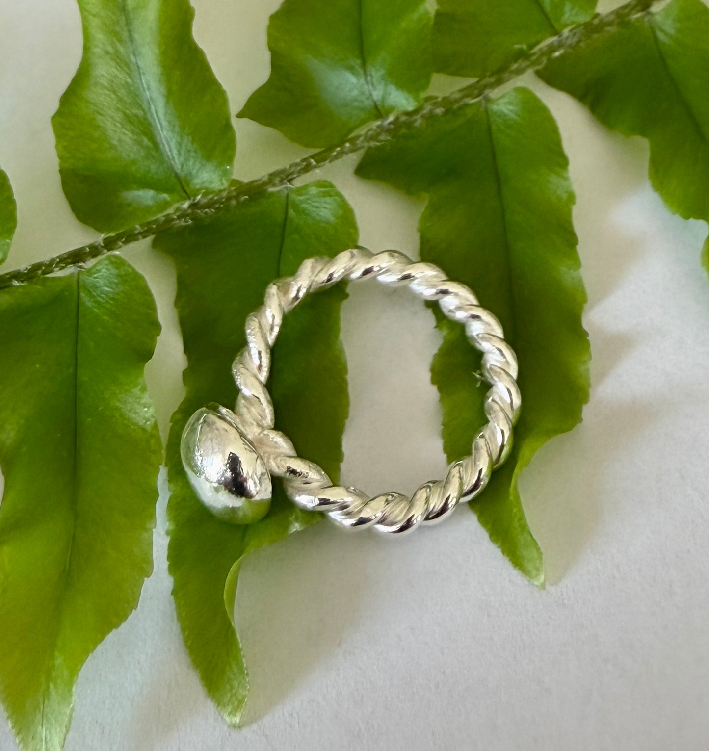 Silverring, tvinnad med kula