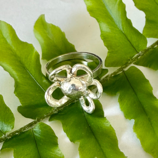 Silverring med hamrad blomma