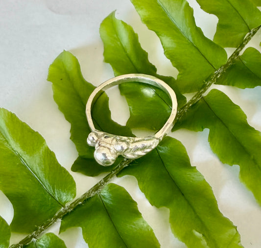 Silverring med blad och kulor