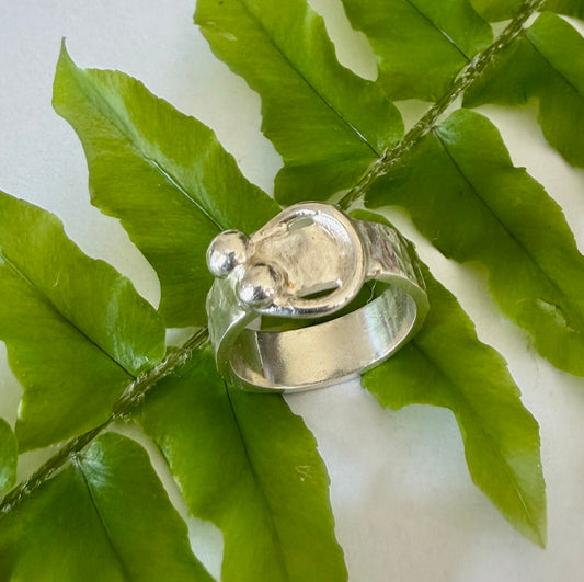 Silverring, hamrad och med kulor och ring