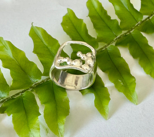 Silverring, bred, slät och med små kulor