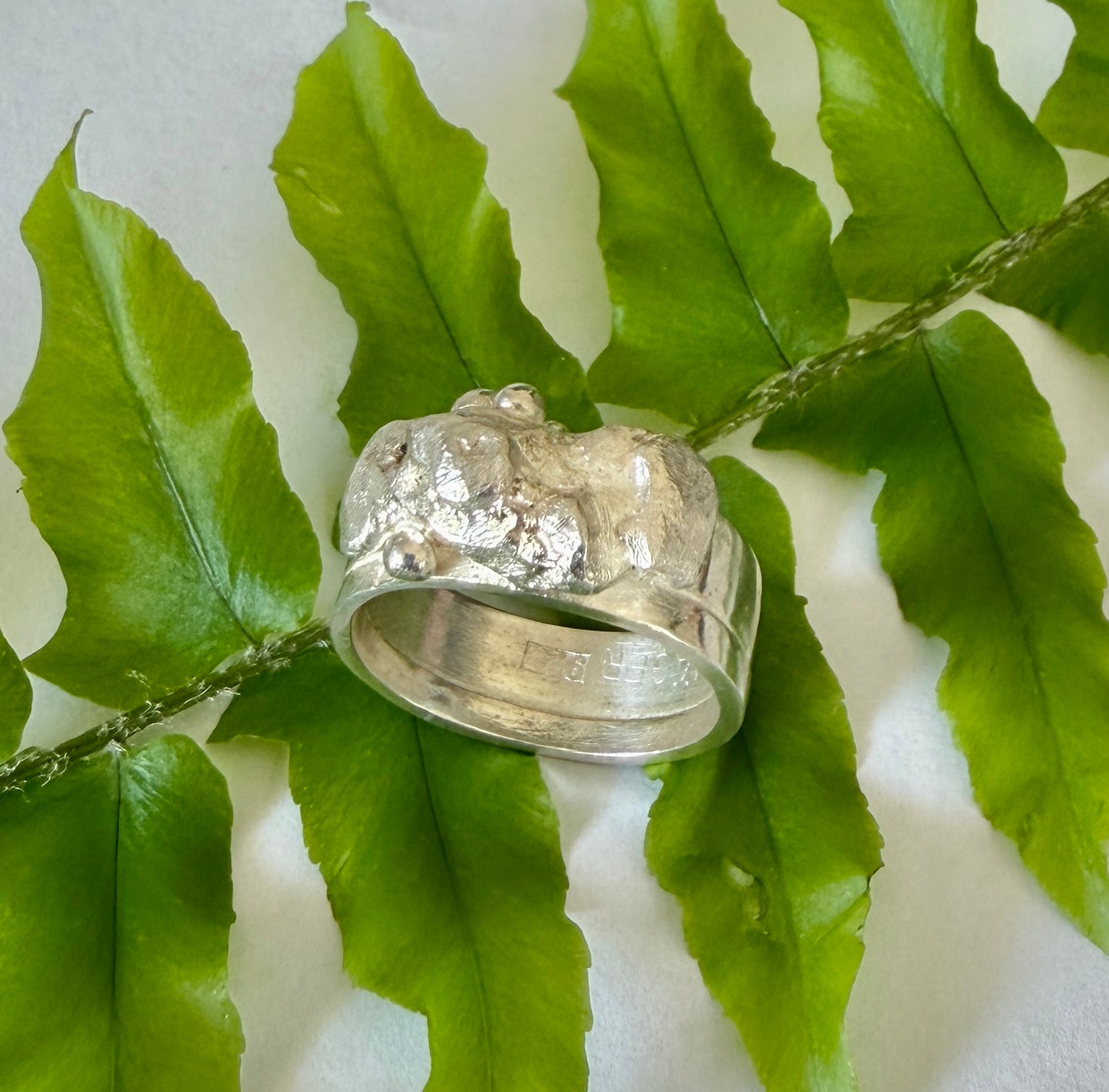 Silverring, tung med gjutet fantasimönster