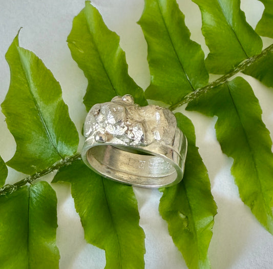 Silverring, tung med gjutet fantasimönster