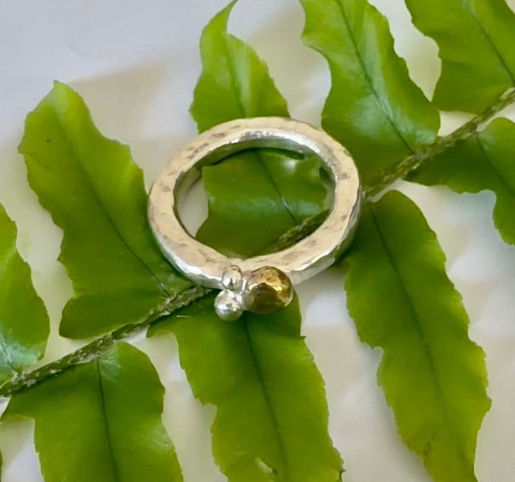 Silverring, tjock och tung med kulor