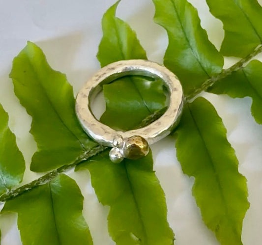 Silverring, tjock och tung med kulor