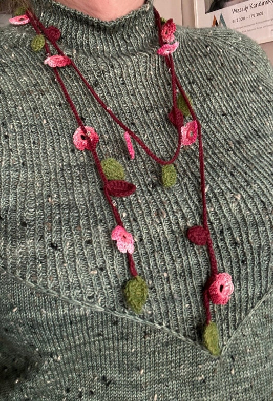 Virkat halsband/dekorband med rosa/vinröda blommor