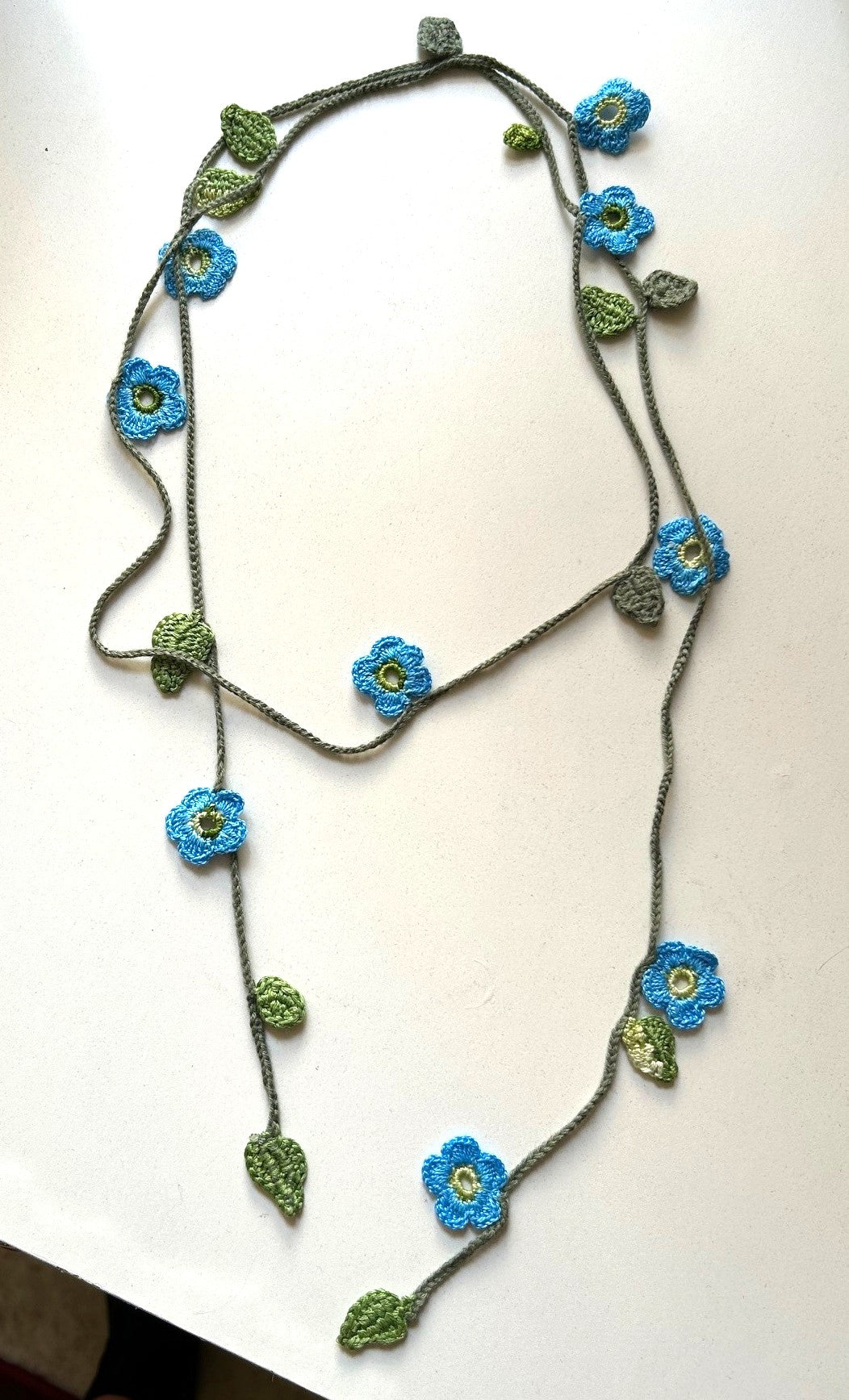 Virkat halsband/dekorband med blå blommor