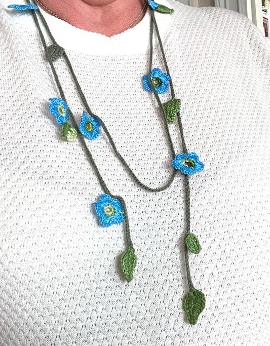 Virkat halsband/dekorband med blå blommor