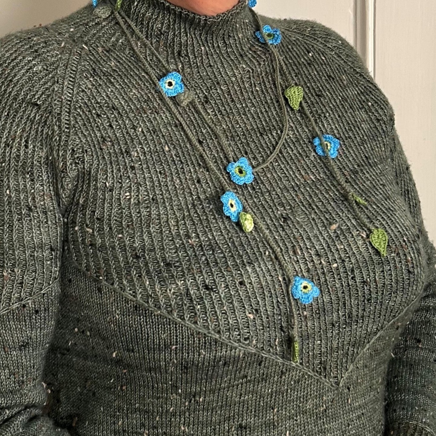 Virkat halsband/dekorband med blå blommor