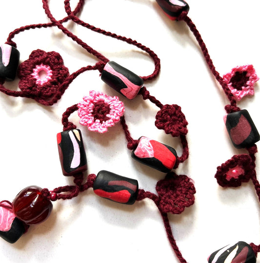Virkat halsband med vinröda och rosa blommor