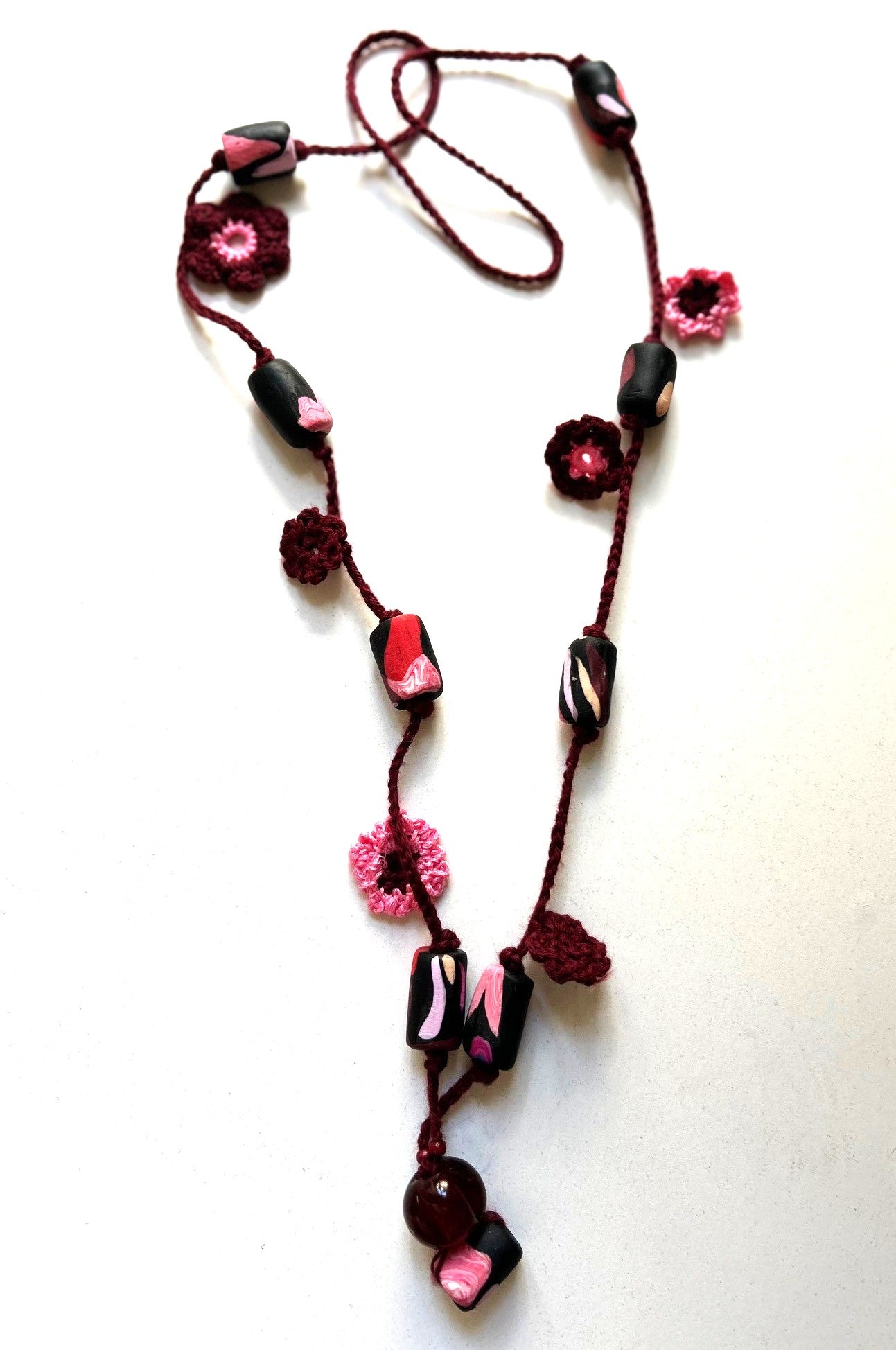 Virkat halsband med vinröda och rosa blommor