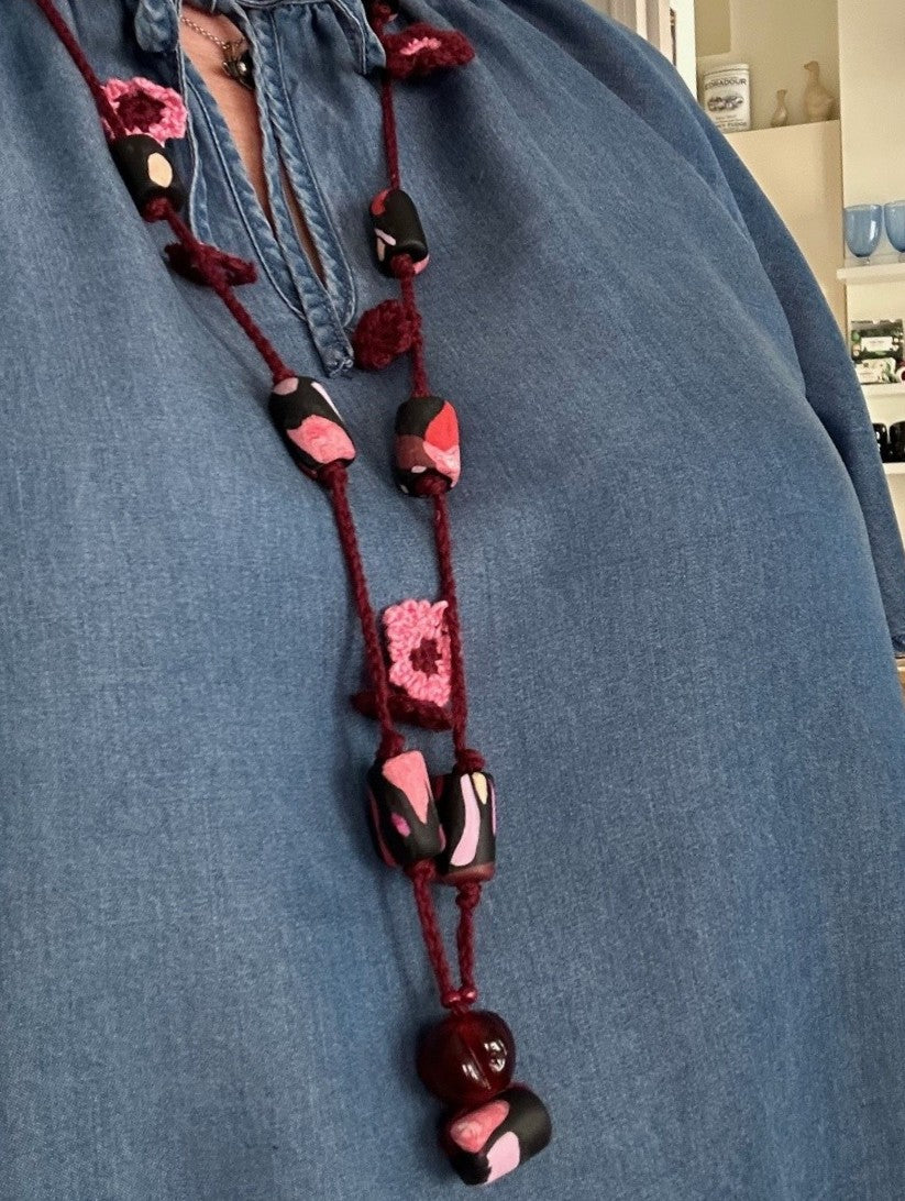 Virkat halsband med vinröda och rosa blommor
