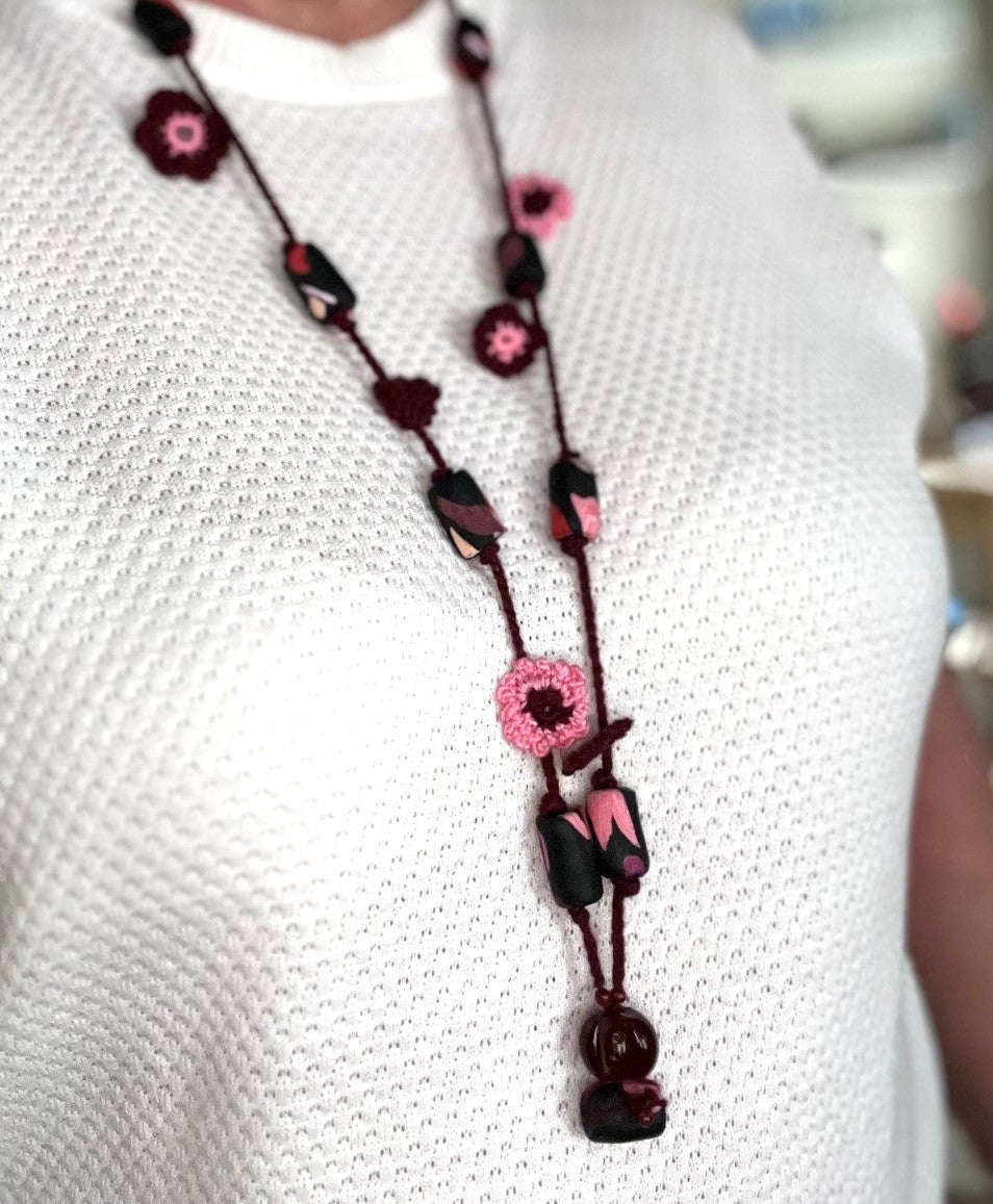 Virkat halsband med vinröda och rosa blommor