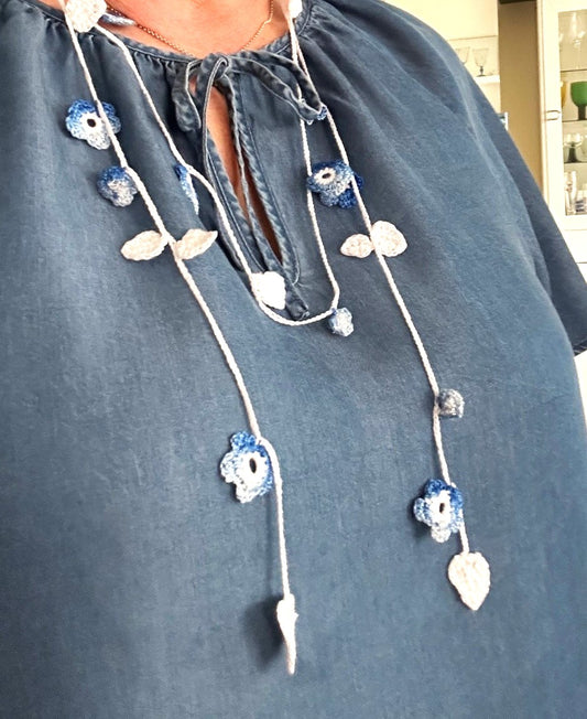 Virkat halsband/dekorband med blå blommor