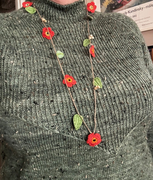 Virkat halsband med orange blommor