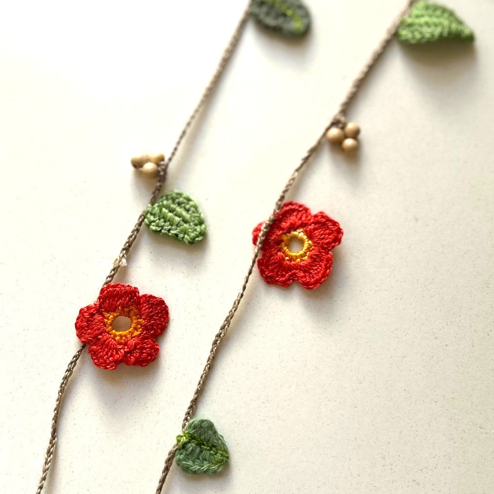 Virkat halsband med orange blommor