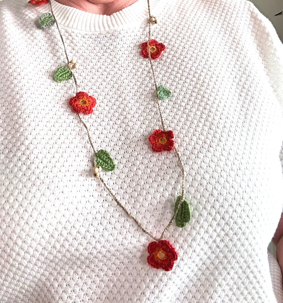 Virkat halsband med orange blommor