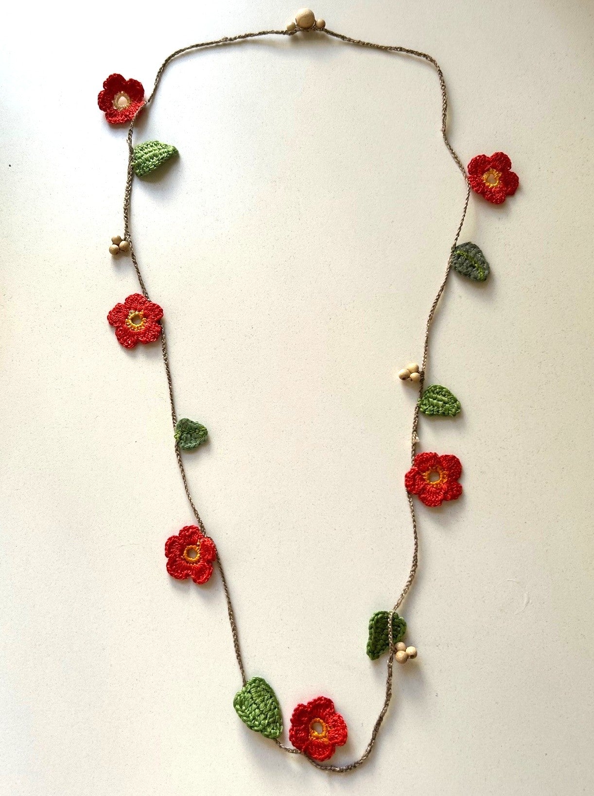 Virkat halsband med orange blommor