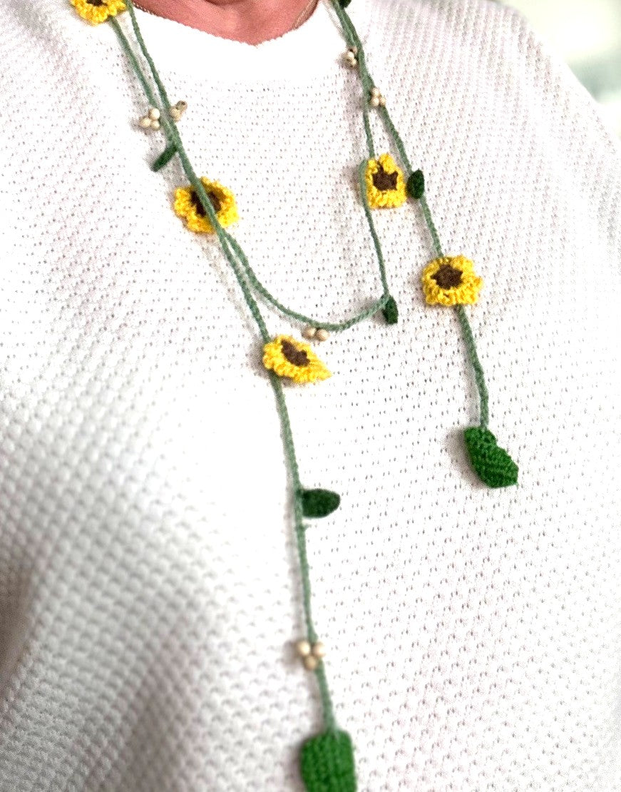 Virkat halsband/dekorband med solrosor
