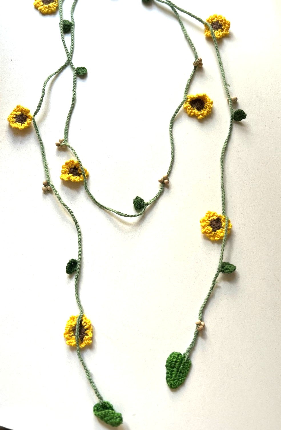 Virkat halsband/dekorband med solrosor