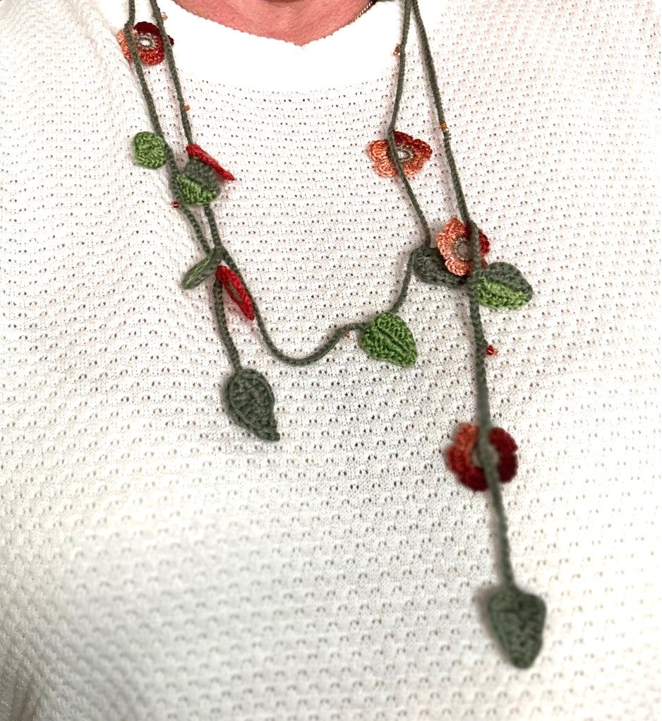 Virkat halsband/dekorband med orangemelerade blommor