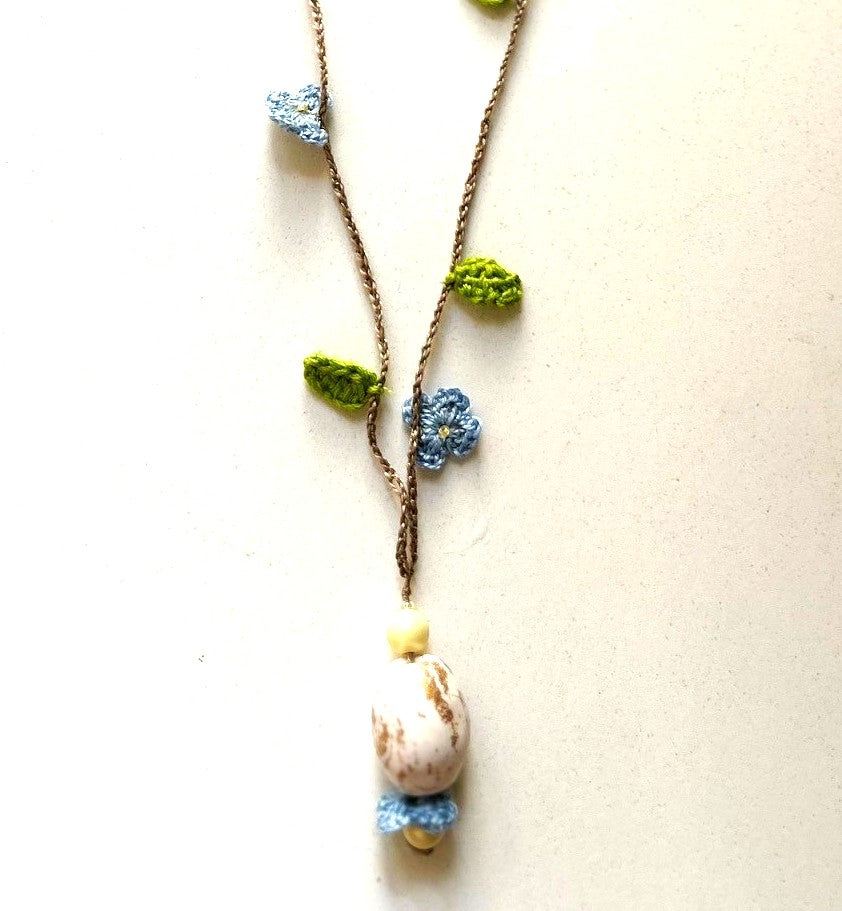 Virkat halsband med små förgätmigej