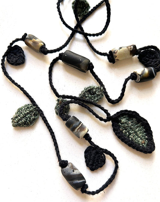 Virkat halsband med gröna och svarta blad