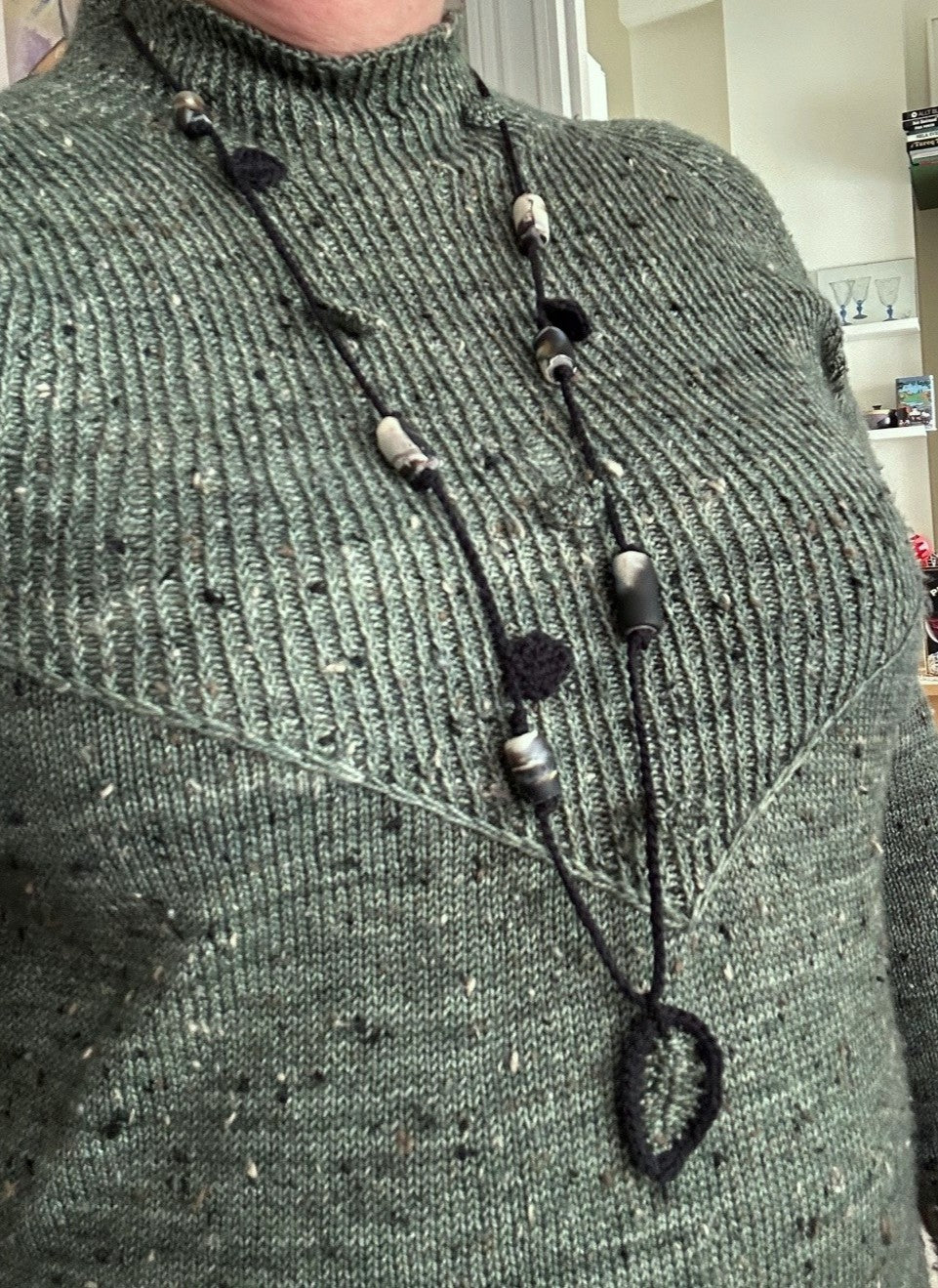 Virkat halsband med gröna och svarta blad
