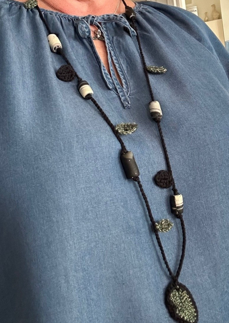 Virkat halsband med gröna och svarta blad