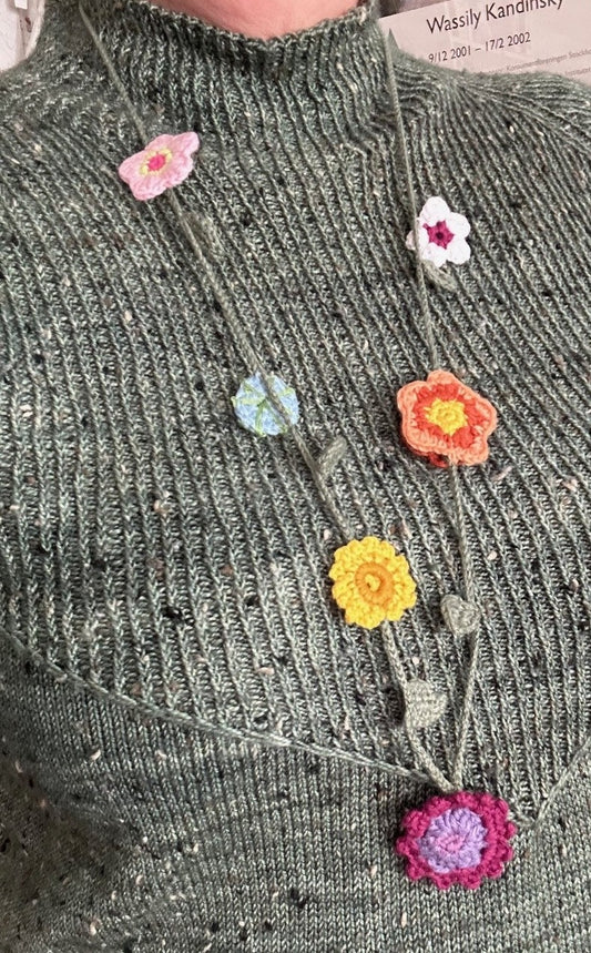 Virkat halsband med blommor i olika färger