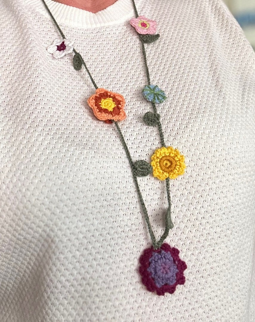 Virkat halsband med blommor i olika färger