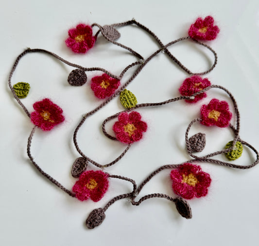 Virkat halsband/dekorband med cerise blommor i mohair