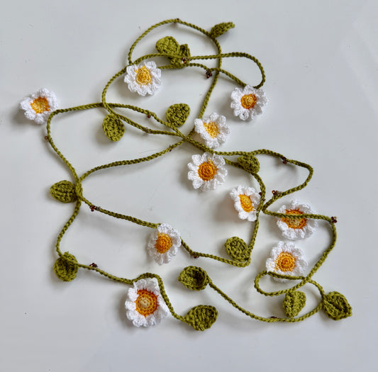 Virkat halsband/dekorband med prästkragar