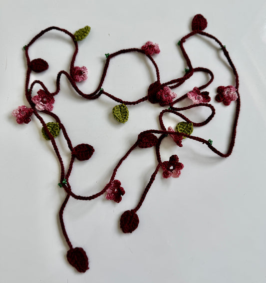 Virkat halsband/dekorband med blommor