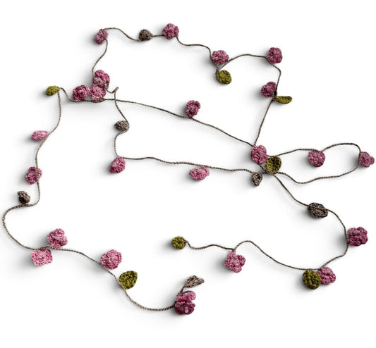Virkat halsband/dekorband med blommor