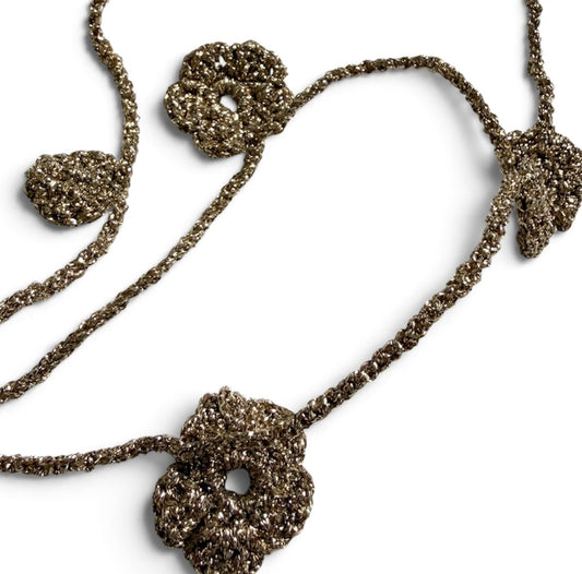 Virkat halsband/dekorband med blommor