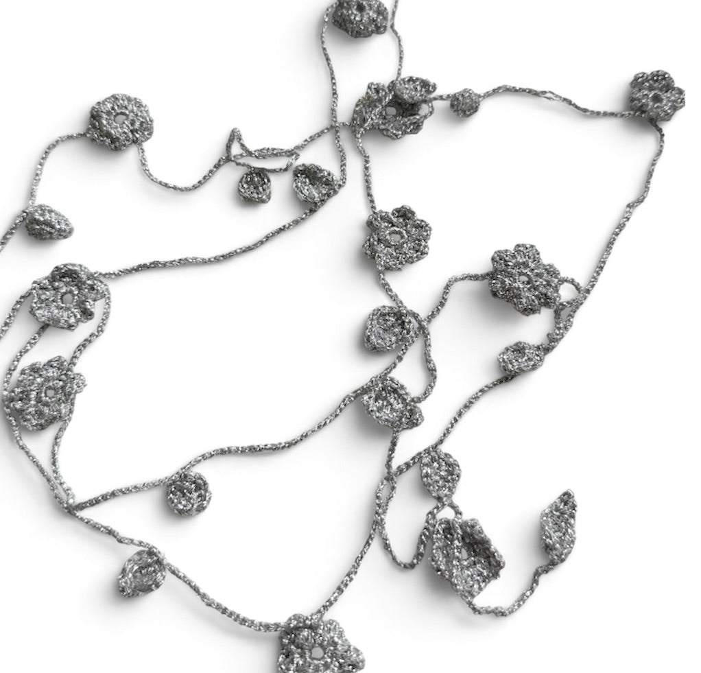 Virkat halsband/dekorband med blommor