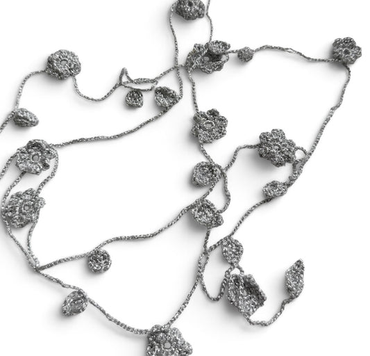 Virkat halsband/dekorband med blommor