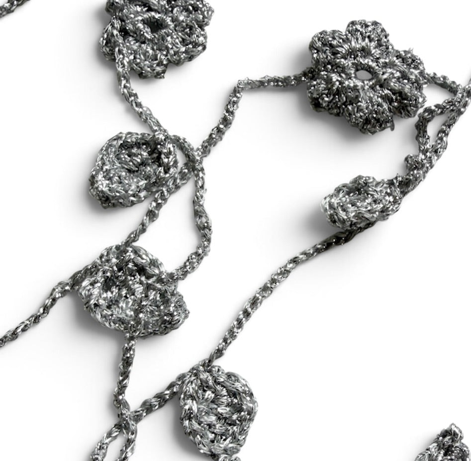 Virkat halsband/dekorband med blommor