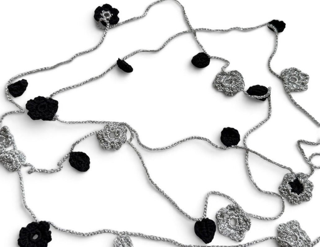 Virkat halsband/dekorband med blommor