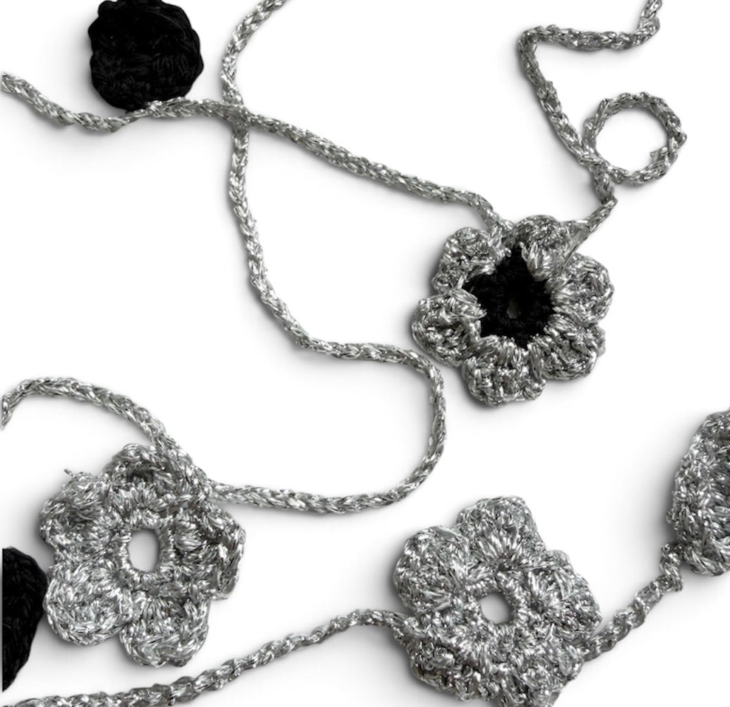 Virkat halsband/dekorband med blommor